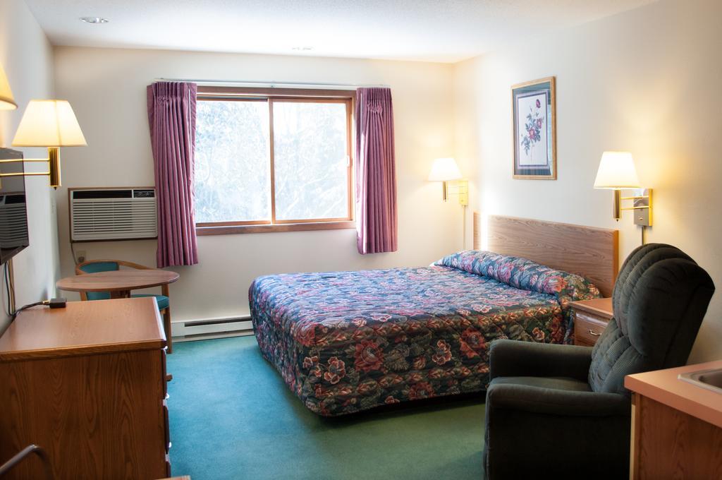 Cobblestone Inn & Suites - Merrill Eksteriør billede